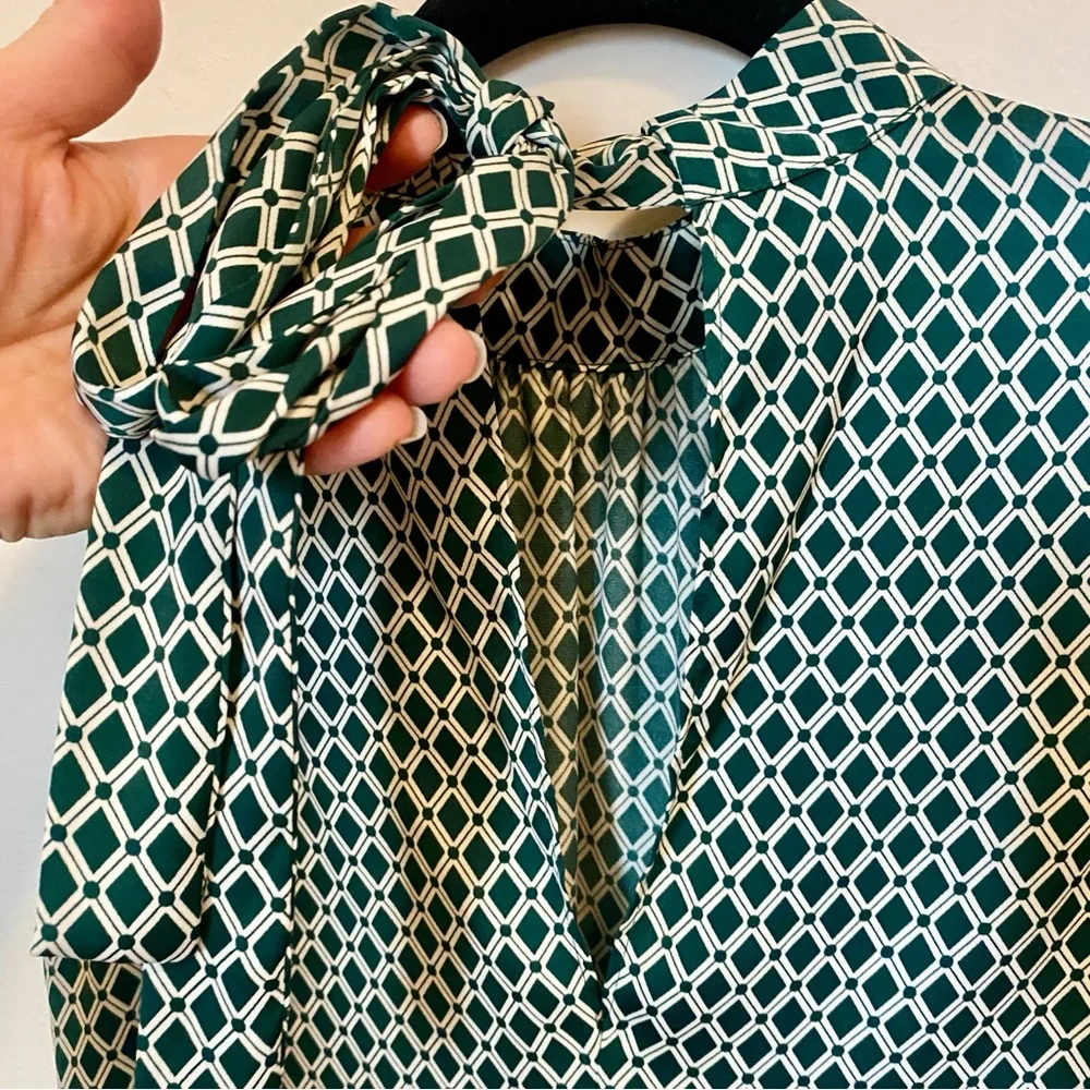 Green Geometric Sleeveless Top with super cute tie neck - Picture 3 of 4